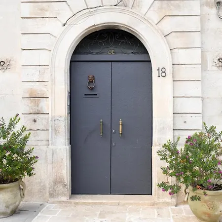 Dimora Del Castellano House *